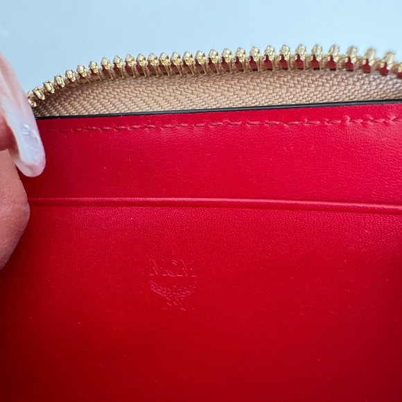 LOW START Mcm metallic gold wallet with key chain - Picture 8 of 15